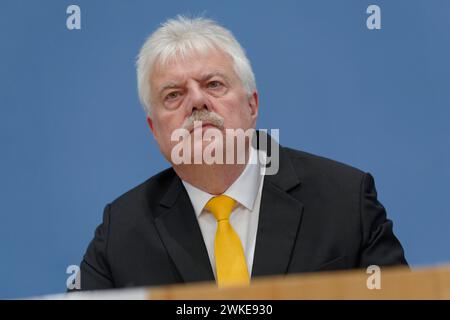 Frühjahrsgutachten Immobilienmarkt 2024-02-20 - Deutschland, Berlin - Bundespressekonferenz: Vorstellung des Frühjahrsgutachtens vom Rat der Immobilienweisen. Im Bild Dr. Andreas Mattner, Präsident des Zentralen Immobilien Ausschusses ZIA. *** Relazione di primavera sul mercato immobiliare 2024 02 20 Germania, Conferenza stampa federale di Berlino presentazione del rapporto di primavera del Consiglio tedesco degli esperti immobiliari nella foto Dr Andreas Mattner, presidente della federazione immobiliare tedesca ZIA Foto Stock