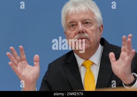 Frühjahrsgutachten Immobilienmarkt 2024-02-20 - Deutschland, Berlin - Bundespressekonferenz: Vorstellung des Frühjahrsgutachtens vom Rat der Immobilienweisen. Im Bild Dr. Andreas Mattner, Präsident des Zentralen Immobilien Ausschusses ZIA. *** Relazione di primavera sul mercato immobiliare 2024 02 20 Germania, Conferenza stampa federale di Berlino presentazione del rapporto di primavera del Consiglio tedesco degli esperti immobiliari nella foto Dr Andreas Mattner, presidente della federazione immobiliare tedesca ZIA Foto Stock