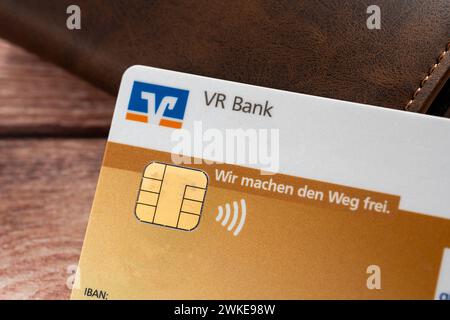 Augsburg, Baviera, Germania - 18 febbraio 2024: Volksbank Raiffeisenbank VR Bank EC card accanto a un portafoglio *** Volksbank Raiffeisenbank VR Bank EC-Karte neben einem Geldbeutel Foto Stock