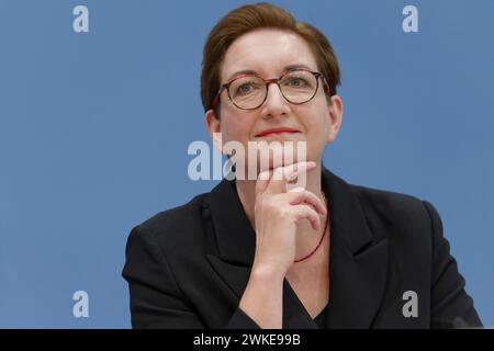 Frühjahrsgutachten Immobilienmarkt 2024-02-20 - Deutschland, Berlin - Bundespressekonferenz: Vorstellung des Frühjahrsgutachtens vom Rat der Immobilienweisen. Im Bild Klara Geywitz SPD, Bundesministerin für Wohnen, Stadtentwicklung und Bauwesen. *** Relazione di primavera sul mercato immobiliare 2024 02 20 Germania, Conferenza stampa federale di Berlino presentazione del rapporto di primavera del Consiglio tedesco degli esperti immobiliari nella foto Klara Geywitz SPD , Ministro federale per l'edilizia abitativa, lo sviluppo urbano e l'edilizia Foto Stock