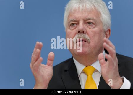 Frühjahrsgutachten Immobilienmarkt 2024-02-20 - Deutschland, Berlin - Bundespressekonferenz: Vorstellung des Frühjahrsgutachtens vom Rat der Immobilienweisen. Im Bild Dr. Andreas Mattner, Präsident des Zentralen Immobilien Ausschusses ZIA. *** Relazione di primavera sul mercato immobiliare 2024 02 20 Germania, Conferenza stampa federale di Berlino presentazione del rapporto di primavera del Consiglio tedesco degli esperti immobiliari nella foto Dr Andreas Mattner, presidente della federazione immobiliare tedesca ZIA Foto Stock