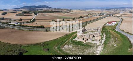 castello - Palazzo Tiebas, rovine di un castello medievale in Navarra Tiebas-Muruarte de Reta, Navarra, Spagna. Foto Stock