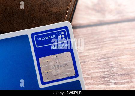 Augusta, Baviera, Germania - 18 febbraio 2024: Una carta punti bonus da Payback accanto a un portafoglio *** Eine Bonuspunktekarte von Payback neben einem Geldbeutel Foto Stock