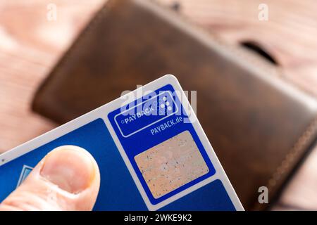 Augusta, Baviera, Germania - 18 febbraio 2024: Una carta punti bonus da Payback accanto a un portafoglio *** Eine Bonuspunktekarte von Payback neben einem Geldbeutel Foto Stock