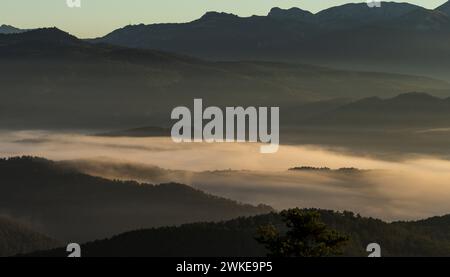 Nebbia mattutina sulla valle di Roncal, da alto de Coronas, Navarra, Spagna. Foto Stock