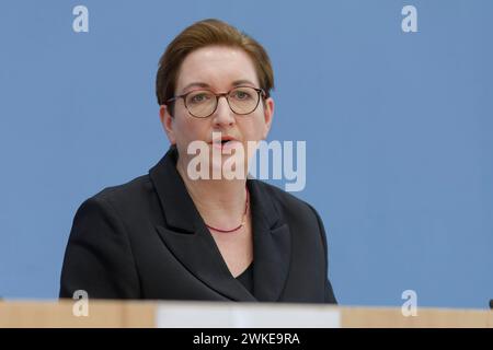 Frühjahrsgutachten Immobilienmarkt 2024-02-20 - Deutschland, Berlin - Bundespressekonferenz: Vorstellung des Frühjahrsgutachtens vom Rat der Immobilienweisen. Im Bild Klara Geywitz SPD, Bundesministerin für Wohnen, Stadtentwicklung und Bauwesen. *** Relazione di primavera sul mercato immobiliare 2024 02 20 Germania, Conferenza stampa federale di Berlino presentazione del rapporto di primavera del Consiglio tedesco degli esperti immobiliari nella foto Klara Geywitz SPD , Ministro federale per l'edilizia abitativa, lo sviluppo urbano e l'edilizia Foto Stock