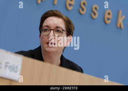 Frühjahrsgutachten Immobilienmarkt 2024-02-20 - Deutschland, Berlin - Bundespressekonferenz: Vorstellung des Frühjahrsgutachtens vom Rat der Immobilienweisen. Im Bild Klara Geywitz SPD, Bundesministerin für Wohnen, Stadtentwicklung und Bauwesen. *** Relazione di primavera sul mercato immobiliare 2024 02 20 Germania, Conferenza stampa federale di Berlino presentazione del rapporto di primavera del Consiglio tedesco degli esperti immobiliari nella foto Klara Geywitz SPD , Ministro federale per l'edilizia abitativa, lo sviluppo urbano e l'edilizia Foto Stock