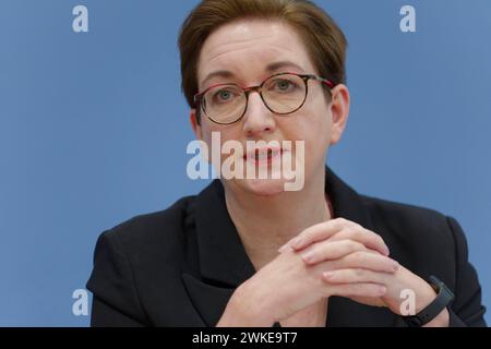 Frühjahrsgutachten Immobilienmarkt 2024-02-20 - Deutschland, Berlin - Bundespressekonferenz: Vorstellung des Frühjahrsgutachtens vom Rat der Immobilienweisen. Im Bild Klara Geywitz SPD, Bundesministerin für Wohnen, Stadtentwicklung und Bauwesen. *** Relazione di primavera sul mercato immobiliare 2024 02 20 Germania, Conferenza stampa federale di Berlino presentazione del rapporto di primavera del Consiglio tedesco degli esperti immobiliari nella foto Klara Geywitz SPD , Ministro federale per l'edilizia abitativa, lo sviluppo urbano e l'edilizia Foto Stock