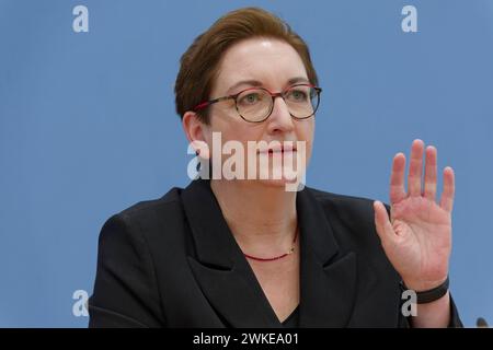 Frühjahrsgutachten Immobilienmarkt 2024-02-20 - Deutschland, Berlin - Bundespressekonferenz: Vorstellung des Frühjahrsgutachtens vom Rat der Immobilienweisen. Im Bild Klara Geywitz SPD, Bundesministerin für Wohnen, Stadtentwicklung und Bauwesen. *** Relazione di primavera sul mercato immobiliare 2024 02 20 Germania, Conferenza stampa federale di Berlino presentazione del rapporto di primavera del Consiglio tedesco degli esperti immobiliari nella foto Klara Geywitz SPD , Ministro federale per l'edilizia abitativa, lo sviluppo urbano e l'edilizia Foto Stock