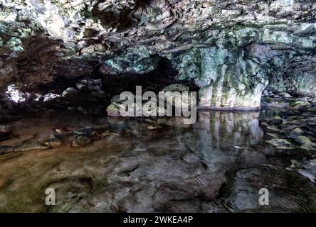 Harrison's Cave, Barbados, con riflessi d'acqua durante il giorno Foto Stock