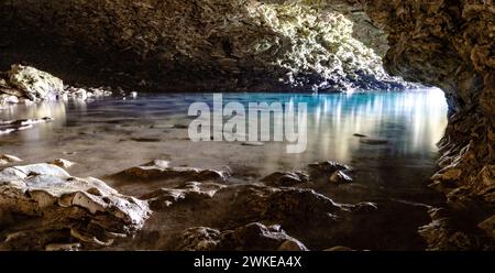 Harrison's Cave, Barbados, con riflessi d'acqua durante il giorno Foto Stock