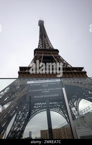 Sciopero del personale della Torre Eiffel, sulla gestione finanziaria del monumento da parte della città, chiudendo il monumento al pubblico durante la seconda settimana delle vacanze scolastiche francesi, a Parigi, in Francia, il 20 febbraio 2024. I sindacati della società operativa della Torre Eiffel, la CGT e la Force Ouvriere dicono la città, che possiede il 99% della torre, ha sottostimato i costi e le entrate sopravvalutate, ma ha anche accennato alla minaccia di uno sciopero durante i Giochi Olimpici, che si sono svolti a Parigi dal 26 luglio all'11 agosto. Foto di Pierrick Villette/ABACAPRESS.COM Foto Stock