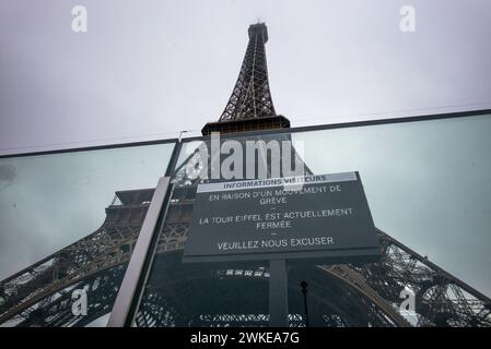 Sciopero del personale della Torre Eiffel, sulla gestione finanziaria del monumento da parte della città, chiudendo il monumento al pubblico durante la seconda settimana delle vacanze scolastiche francesi, a Parigi, in Francia, il 20 febbraio 2024. I sindacati della società operativa della Torre Eiffel, la CGT e la Force Ouvriere dicono la città, che possiede il 99% della torre, ha sottostimato i costi e le entrate sopravvalutate, ma ha anche accennato alla minaccia di uno sciopero durante i Giochi Olimpici, che si sono svolti a Parigi dal 26 luglio all'11 agosto. Foto di Pierrick Villette/ABACAPRESS.COM Foto Stock