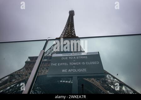 Sciopero del personale della Torre Eiffel, sulla gestione finanziaria del monumento da parte della città, chiudendo il monumento al pubblico durante la seconda settimana delle vacanze scolastiche francesi, a Parigi, in Francia, il 20 febbraio 2024. I sindacati della società operativa della Torre Eiffel, la CGT e la Force Ouvriere dicono la città, che possiede il 99% della torre, ha sottostimato i costi e le entrate sopravvalutate, ma ha anche accennato alla minaccia di uno sciopero durante i Giochi Olimpici, che si sono svolti a Parigi dal 26 luglio all'11 agosto. Foto di Pierrick Villette/ABACAPRESS.COM Foto Stock