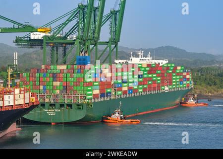 Panama City, Panama - 23 gennaio 2024: Rimorchiatori che assistono la nave container Thalassa Doxa ad attraccare nel porto di Panama City Foto Stock