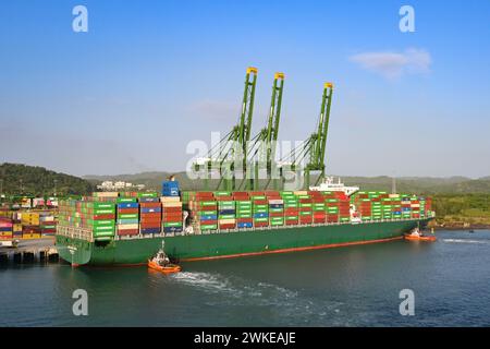 Panama City, Panama - 23 gennaio 2024: Rimorchiatori che aiutano la nave container Thalassa Doxa ad attraccare nel porto di Panama City Foto Stock