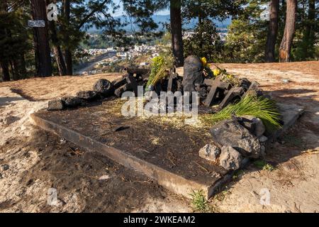 Deidad Pascual Abaj, situado en su altare, cerro Turkaj, Chichicastenango, Quiché, Guatemala, America centrale. Foto Stock