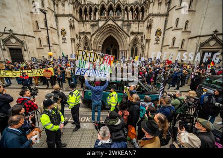 Londra, Regno Unito. 20 febbraio 2024. Una grande folla si raduna fuori dalla Royal Courts of Justice - la protesta contro la campagna di Assange a sostegno di Julian Assange, mentre il suo appello risale all'alta Corte, a dir poco per l'ultima volta. Crediti: Guy Bell/Alamy Live News Foto Stock