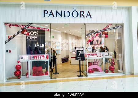 Merida Mexico, zona Industrial, centro commerciale Galerias Merida, interni, negozi Pandora, affari commerciali, mercati Foto Stock