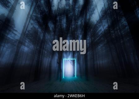 Foresta mistica. Brillante portale al neon. Bagliore al neon. Foresta autunnale cupa. Misty Morning nella foresta. Fairy Mysterious Forest. Foto Stock