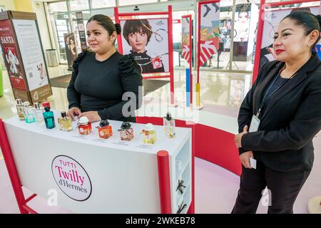 Merida Mexico, zona industriale, centro commerciale Galerias Merida, interni, donna donna donna donna, adulti, residenti, rappresentanti tu Foto Stock