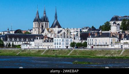 Blois e la riva della Loira in una giornata di sole e cielo limpido Foto Stock