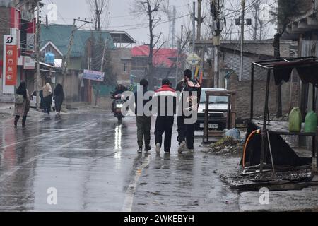 Srinagar, India. 18 febbraio 2024. A Srinagar, Kashmir, India, il 18 febbraio 2024; i bambini locali che camminano verso casa con sorrisi, poiché una partita programmata viene annullata a causa di condizioni meteorologiche avverse. In Kashmir, la regione accoglie con gioia una nuova pioggia, mentre i tratti superiori abbracciano l'imminente nevicata. Il direttore meteorologico prevede una forte neve dal 18 al 20 febbraio. (Foto di Danish Showkat/Sipa USA) credito: SIPA USA/Alamy Live News Foto Stock