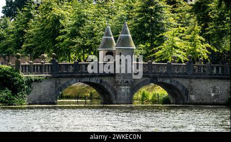 Il ponte del Bornem / Castello di Marnix in una giornata nuvolosa Foto Stock