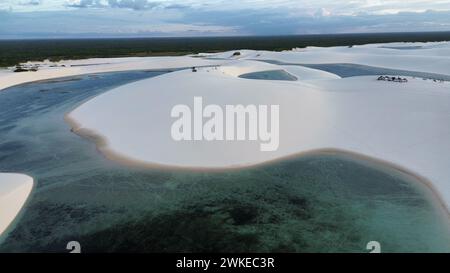 Vista aerea con drone della laguna nazionale nel parco Lencois maranhenses, cielo blu con nuvole, sabbia bianca, Brasile Foto Stock