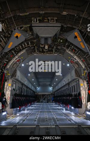 Steenokkerzeel, Belgio. 20 febbraio 2024. L'ultimo aereo A400M raffigurato durante una doppia cerimonia che segna la cooperazione belga-lussemburghese nel settore della difesa, a Steenokkerzeel, martedì 20 febbraio 2024. Durante la cerimonia saranno consegnati gli ultimi aeromobili A400M della flotta di trasporto strategico belga-lussemburghese e i ministri firmeranno l'accordo tecnico relativo alla governance del battaglione binazionale di ricognizione. BELGA PHOTO LAURIE DIEFFEMBACQ credito: Belga News Agency/Alamy Live News Foto Stock