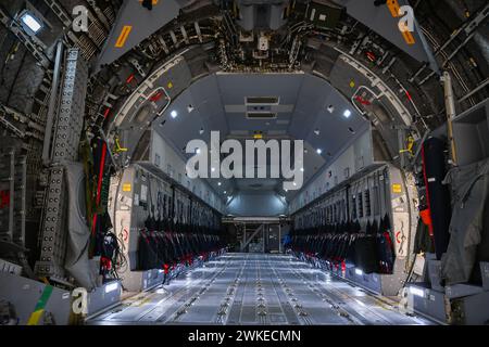 Steenokkerzeel, Belgio. 20 febbraio 2024. L'ultimo aereo A400M raffigurato durante una doppia cerimonia che segna la cooperazione belga-lussemburghese nel settore della difesa, a Steenokkerzeel, martedì 20 febbraio 2024. Durante la cerimonia saranno consegnati gli ultimi aeromobili A400M della flotta di trasporto strategico belga-lussemburghese e i ministri firmeranno l'accordo tecnico relativo alla governance del battaglione binazionale di ricognizione. BELGA PHOTO LAURIE DIEFFEMBACQ credito: Belga News Agency/Alamy Live News Foto Stock