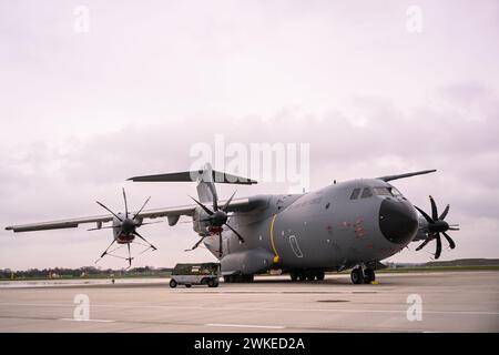 Steenokkerzeel, Belgio. 20 febbraio 2024. L'ultimo aereo A400M raffigurato durante una doppia cerimonia che segna la cooperazione belga-lussemburghese nel settore della difesa, a Steenokkerzeel, martedì 20 febbraio 2024. Durante la cerimonia saranno consegnati gli ultimi aeromobili A400M della flotta di trasporto strategico belga-lussemburghese e i ministri firmeranno l'accordo tecnico relativo alla governance del battaglione binazionale di ricognizione. BELGA PHOTO LAURIE DIEFFEMBACQ credito: Belga News Agency/Alamy Live News Foto Stock