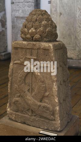 Tombstone. Cono di pino, delfini e tridente. II-III secolo d.C. Da Archar (Ratiaria), provincia di Vidin, Bulgaria. Museo Archeologico Nazionale. Sofia. Bulgaria. Foto Stock