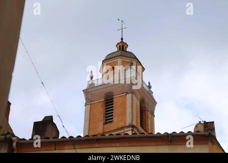 Korsika 11.02.2024, Ajaccio, Turm der Kathedrale Notre-Dame-de-l Assomption, auch la Madonuccia / Santa Maria Assunta - hier wurde Napoleon Bonaparte getauft *** Corsica 11 02 2024, Ajaccio, torre della cattedrale Notre Dame de l'Assunta, anche la Madonuccia Santa Maria Assunta qui Napoleone Bonaparte fu battezzato Foto Stock