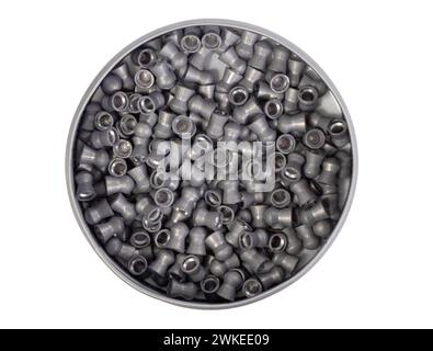 Contenitore metallico con proiettili di piombo per un fucile ad aria isolato su sfondo bianco Foto Stock