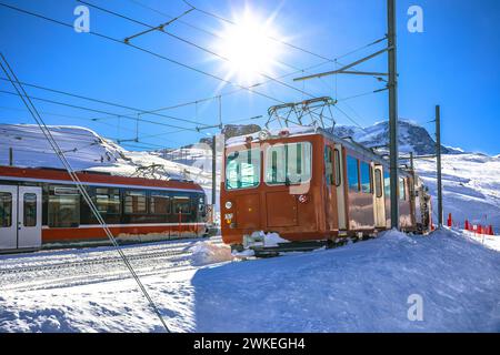 Vista sulla ferrovia Gorngerat bahn e sulla zona sciistica di Zermatt, regione del Vallese in Svizzera Alpi Foto Stock