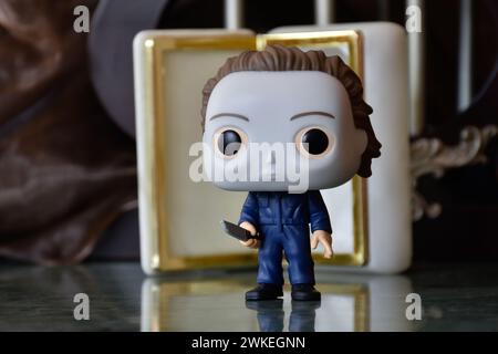 Funko Pop action figure del serial killer Michael Myers del film horror Halloween. Colonne, scure, cripta, bara bianca, spettrale, gotico. Foto Stock