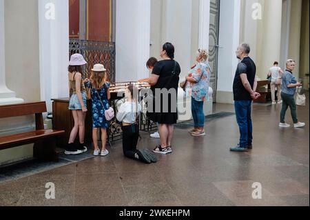 Jan Schmidt-Whitley/le Pictorium - immagini illustrative della Lituania. 19 febbraio 2024. lituania/Paesi Baltici/Vilnius - turisti e fedeli visitano la cattedrale di Vilnius. Crediti: LE PICTORIUM/Alamy Live News Foto Stock