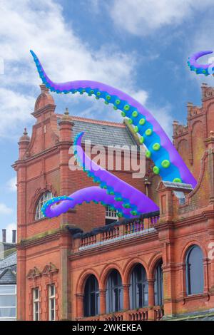 Tentacoli di polpo giganti che emergono dai Giardini invernali Morecambe per il festival Morecambe Baylight 2024, Lancashire, Inghilterra Foto Stock