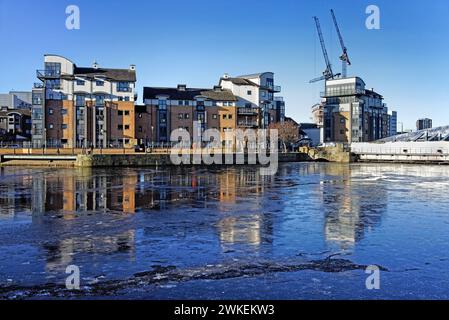 Regno Unito, Scozia, Edimburgo, Leith, The Shore, Water of Leith e Port of Leith Docks. Foto Stock