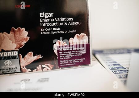 Parigi, Francia - 2 febbraio 2024: Una vista ravvicinata di un nuovo SACD (Super audio CD) di LSO Live, con una recensione impeccabile dell'Independent on Sunday Magazine e altri riconoscimenti, con Sir Colin Davis come direttore. Foto Stock