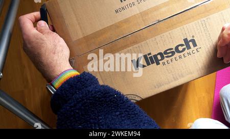 Parigi, Francia - 8 agosto 2023: Scopri la prospettiva di un uomo che diboccia gli altoparlanti di riferimento Klipsch, configurando un sistema audiofilo hi-fi. Foto Stock