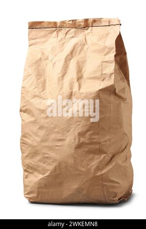 modello di mock-up per imballaggio in sacchetto di carta marrone vuoto, vista laterale del sacchetto di supporto o del sacchetto sigillato con cuciture isolate su sfondo bianco Foto Stock