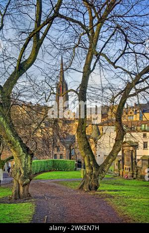 Regno Unito, Scozia, Edimburgo, Greyfriars Kirkyard, Martyrs Monument e The Hub ex Tolbooth Church. Foto Stock
