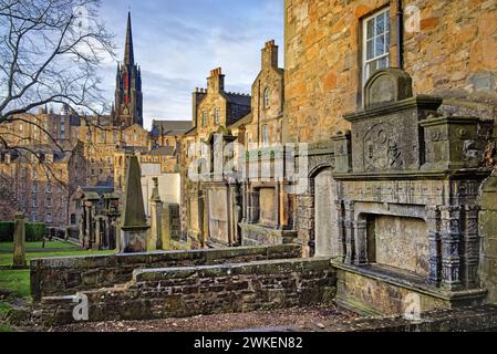 Regno Unito, Scozia, Edimburgo, Greyfriars Kirkyard e The Hub ex Tolbooth Church. Foto Stock