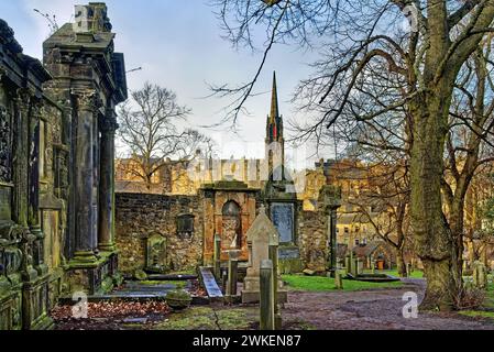 Regno Unito, Scozia, Edimburgo, Greyfriars Kirkyard e The Hub ex Tolbooth Church. Foto Stock