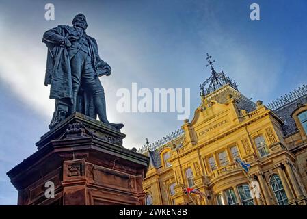 Regno Unito, Scozia, Edimburgo, statua di William Chambers, Crown Office e Procurator Fiscal Service Building. Foto Stock