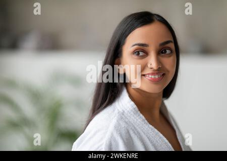 Primo piano di una bella donna indiana che indossa un accappatoio al centro benessere Foto Stock