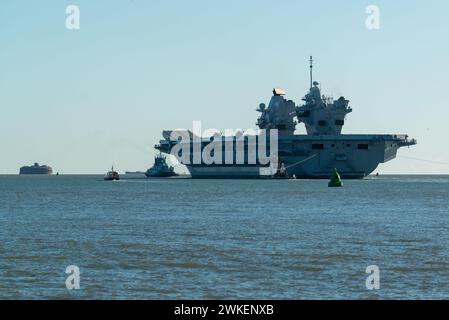 HMS Prince of Wales uscendo dal porto di Portsmouth, oltre i forti Solent. Febbraio 2024. Foto Stock