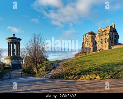 Regno Unito, Scozia, Edimburgo, Calton Hill, Dugald Stewart Monument e Observatory House. Foto Stock